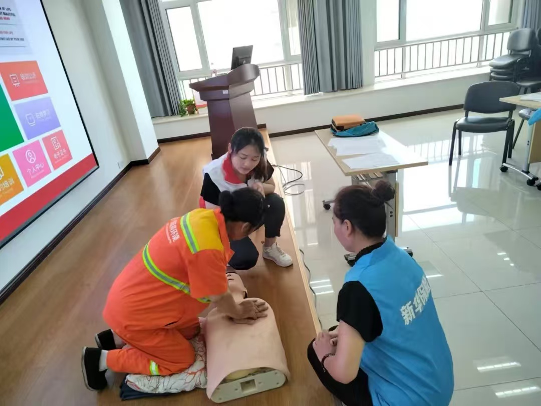 新华保险济宁中支开展“邀请环卫工人急救知识培训”公益活动 新华保险济宁中支开展“邀请环卫工人急救知识培训”公益活动